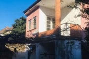 Vende casa  com  07 peças,  mais  edícula nos fundos com garagem e mais uma peça de 01 dormitório, para fins residencial ou comercial, no bairro Floresta. Amplo pátio com churrasqueira..