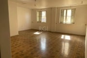 Vende-se apartamento muito amplo, desocupado, com vista, ensolarado, 3 quartos (dormitórios), 2 suítes, closet, living estendido em 2 ambientes, banho social, copa e cozinha, área de serviço independe