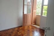 Ótimo apartamento 2 dormitórios, de frente com sacada. &lt;BR&gt;Reformado.&lt;BR&gt;Living 2 ambientes. &lt;BR&gt;01 banheiro social, &lt;BR&gt;Cozinha e área de serviço separada&lt;BR&gt;Dependência