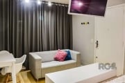 'Encante-se por este aconchegante Studio com 27,89m² privativos, finamente mobiliado e iluminado, para quem busca conforto e privacidade, localizado no tradicional bairro Menino Deus em Porto Ale