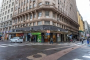 Loja de esquina no coração do Centro Histórico, esquina com as ruas Uruguai e Praça Montevidéo, na frente da prefeitura de Porto Alegre, banco Santander  e banco do Brasil, um dos melhores pontos da c