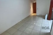 Excelente apartamento de 01 dormitório suíte, no bairro Partenon. Possui living para dois ambientes, cozinha com balcão de pia, área de serviço integrada, pátio coberto e um banheiro, com box, dentro 