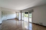 Vende-se apartamento desocupado 3 dormitórios, amplo living integrado com sala de jantar com espaço para 3 ambientes com sacada, copa e cozinha, área de serviço separada, dependência de empregada, ban