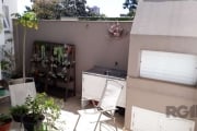 Apartamento GARDEN no bairro Mont'Serrat em Porto Alegre. Living com dois ambientes e lareira. 2 dormitórios sendo um suíte, cozinha , lavanderia, banheiro social e auxiliar. Terraço ensolarado com ch