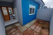 Casa situada na Av. Principal da Ponta Grossa, com 46m², oferecendo 2 (dois) dormitórios, sala, cozinha, área de serviço com espera para aquecedor à gás, pátio/jardim e estacionamento. Localizada no B