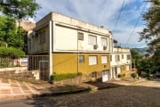 Apartamento de dois dormitórios e uma vaga de garagem no bairro Petrópolis em Porto Alegre. Banheiro social, sala, cozinha e área de serviço.&lt;BR&gt;O banheiro social foi transformado em social e su