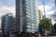 Apartamento à venda em uma das regiões mais históricas de Porto Alegre. Este amplo apartamento possui 100m² de área privativa, 3 quartos, 2 banheiros sociais, sala de estar ampla, cozinha estilo copa,