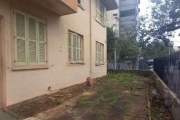 Apartamento no bairro São João, térreo, com 58m² privativos, de 2 dormitórios. Possui sala ampla, 2 dormitórios, banheiro com ventilação natural, cozinha espaçosa e área de serviço separada. Imóvel ne