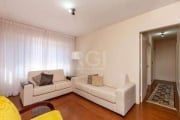 Ótimo e amplo apartamento no bairro Petrópolis, com 98m² privativos, de frente, sol da manhã. Possui living amplo, 3 dormitórios, sendo 1 suíte, banheiro social, sala de jantar, cozinha espaçosa, área