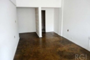 Sala comercial, com divisória, recepção, banheiro.&lt;BR&gt;Ótima sala, vista aberta, definida e super clara .&lt;BR&gt;&lt;BR&gt;Prédio tradicional no centro com portaria  24hs .&lt;BR&gt;&lt;BR&gt;O