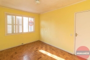 Apartamento semi-mobiliado localizado no bairro Passo da Areia, com 46m², no 3º andar, de fundos. Imóvel com 1 dormitório, sala de estar/jantar, cozinha com armários, banheiro social, ar condicionado,