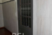 Sala comercial em edíficio tradicional no centro de Porto Alegre, andar alto, com 21,82 m², banheiro, desocupada, gradeada e em bom estado. Possui elevador e portaria.