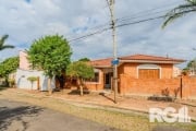 Linda casa à venda no bairro Guarujá | Imóvel conta com 3 dormitórios sendo uma suite, sala de estar e jantar, cozinha, 2 banheiros reformados, dependência de empregada, garagem para 2 carros, portão 