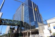 vende sala comercial com 46m² no Empreendimento Walk  Offices Praia de Belas, com 2 ar split, piso porcelanato, banheiro com balcão pia e cozinha móveis fixos, em frente o Shopping  Praia de Belas jun