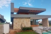 Vende Excelente casa com 3 suítes Com closets, lavabo, area de servico, sala de estar com pé direito duplo, cozinha com churrasqueira e ilha varanda, garagem coberta para 2 carros, piscina, painel sol