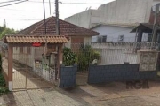 Vende se , amplo terreno medindo 10m de frente e 93m de fundos, com 3 casas de madeira alugadas. Pode ser adquirido tanto para investimento, mantendo as casas alugadas, quanto para nova construção (in