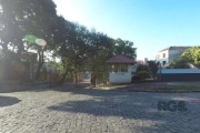 IMÓVEL REFORMADO - Excelente apartamento, frente/lateral no 4º andar com 2 dormitórios, sala de estar e jantar, cozinha, área de serviço e banheiro social, possui uma vaga de garagem rotativa, podendo