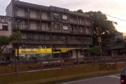 Sala comercial de frente para a avenida, têm onde uma janela grande proporcionando um ambiente agradável e iluminado para a realização das atividades comerciais. A porta da sala é equipada com uma gra