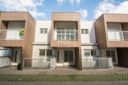 CASA em condomínio com 3 suítes, 250m², 3 andares. &lt;BR&gt;Primeiro piso: Garagem para 3 carros cobertos, lavanderia, depósito e dependência completa. &lt;BR&gt;Segundo piso: Sala de estar e jantar,