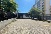 Casa Comercial / Mista de esquina com 250 metros privativos e 600 metros quadrados total, auditório, 2 vestiários, salão amplo e aberto, cozinha, churrasqueira e 10 vagas de garagem. Estudamos imóvel 