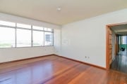 Apartamento em prédio tradicional na Zona Central de Porto Alegre.&lt;BR&gt;04 dormitórios, amplo living para dois ambientes, cozinha com churrasqueira, área de serviço independente, banheiro social e