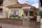 Excelente terreno no coração do Menino Deus, com 11x39m &lt;BR&gt;Imóvel com duas casa no terreno.&lt;BR&gt;&lt;BR&gt;Frente: 03 dormitórios, 1 suíte, living de dois ambientes, 2 banheiros, escritório