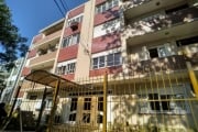 Amplo apartamento para locação no bairro Menino Deus, 3 dormitórios transformado em dois, living com sacada, sala de jantar, banheiro social, cozinha, área de serviço separada, banheiro auxiliar, depe