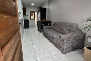 Casa térrea de esquina em condomínio residencial fechado, 2 dormitórios, sala de estar e cozinha com ambientes integrados, banheiro com box em vidro, piso frio em todo imóvel, janelas modernas em PVC,