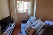 Excelente apartamento, reformado, com living 2 ambientes, cozinha, banheiro, 2 dormitórios. Apartamento térreo, com excelente ventilação, sol da manhã. semi- mobiliado, o imóvel conta com um roupeiro 