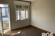 Apartamento com 4 dormitórios, sacada com frente para avenida, 2 banheiros, área de serviço, dependência de empregada, elevador, sem vaga. Próximo ao Hospital de Clínicas e toda a conveniência do Bair