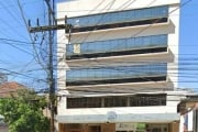 Sala comercial em localização privilegiada, próximo ao Hospital Militar, no Bairro Floresta, com 1 banheiro, copa/cozinha, 63m², 4º andar, de frente. Sala  com dois ambientes, divisória de vidro, e ba