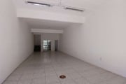 Loja comercial medindo 145 m²,  muito bem localizada, reformada e desocupada,  com dois banheiros e piso cerâmico.