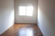 Apartamento de 4 dormitórios, no bairro Petrópolis!&lt;BR&gt;Apartamento com  living amplo, cozinha, área de serviço com tanque, banheiro social com box, piso parque, lateral, posição solar leste/oest