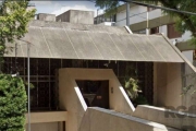 Casa 388 m² privativos, quatro dormitórios, sendo três deles suítes, banheiro social, despensa, cozinha, área de serviço, garagem, sala de estar, sala de jantar e churrasqueira. Garagem coberta para t