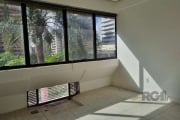 Sala comercial com 40m² de frente&lt;BR&gt;Dividida em 02 ambientes e lavabo.&lt;BR&gt;Vaga de elevador&lt;BR&gt;Prédio com portaria 24hs e elevadores.&lt;BR&gt;Desocupada, venha conhecer!