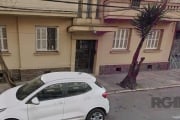 Apartamento 3 dormitórios, para investimento. Necessita reforma. Fica 3° andar, com três lances de escada. Nao permite financiamento. Agende visita corretor licenciado.