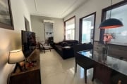 Excelente apartamento de 2 dormitórios, amplo, reformado, semi mobiliado, piso porcelanato na sala e piso parquet nos dormitórios, armários sob medida na cozinha, split na sala e quarto de casal,  Vag