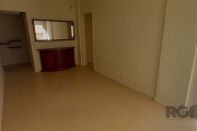 Coliseu vende apartamento um dormitório com ótima localização, hall, living dois ambientes, cozinha com armários e pia, banheiro, área de serviço com tanque, piso laminado, arejado, iluminado e  sol d