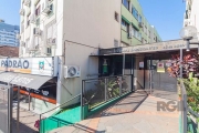 Apartamento reformado com arquitetura moderna e parede revestida de madeira, oferecendo um ambiente charmoso e aconchegante. Com 2 quartos e área privativa de 67m2, o apartamento possui um living para