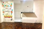 Excelente apartamento no bairro Auxiliadora, em andar térreo, Garden fechado (de fácil reversão) iluminado e ventilado, distribuídos em dois dormitórios, banheiro social e auxiliar, sala integrada com