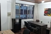 Sala Comercial Mobiliada de 23m² no Edifício Roma, Porto Alegre. Essa sala comercial está equipada com ar condicionado, SACADA,  pronta para ser o seu novo escritório. Localizada em andar alto, propor