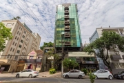 Sala comercial à venda ou locação no bairro Menino Deus, em Porto Alegre, com uma vaga de garagem coberta e escriturada. Situada na parte dos fundos laterais do prédio, a sala oferece um ambiente tran