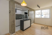 Apartamento de 2 dormitórios, 46m² privativos, semimobiliado, andar alto e vaga escriturada. O apartamento possui um living de dois ambientes, com móveis sob medida na cozinha, lavanderia, espera para