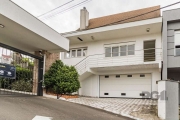 Excelente casa em condomínio fechado no Verdes Campos, com 213m² de área privativa, 3 pavimentos, 3 dormitórios sendo 2 amplas suítes, 1 gabinete (escritório), living para 3 ambientes, cozinha planeja