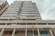 Descubra a exclusividade deste incrível apartamento de cobertura disponível para venda, localizado no coração do Centro de Porto Alegre, na Avenida Loureiro da Silva 1302. Um quarto espaçoso e duas el