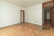 APARTAMENTO DE 68m² EM HIGIENÓPOLIS, COM 2 DORMITÓRIOS, 1 BANHEIRO, SALA E COZINHA. 1 VAGA DE GARAGEM COBERTA. Excelente oportunidade para quem busca imóvel para investimento! Em preço destaque na reg