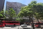 Ótimo e amplo apartamento no Centro, andar alto, de frente, com 120m² privativos, de 3 dormitórios. Possui sala de estar, sala de jantar com sacada, 3 dormitórios espaçosos sendo 1 com sacada, banheir