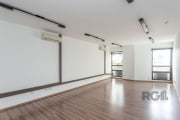 Sala comercial com aproximadamente 33m² no bairro Menino Deus.&lt;BR&gt;&lt;BR&gt;Imóvel recentemente pintado, frente, piso laminado, 1 banheiro e 1 vaga de garagem coberta.&lt;BR&gt;&lt;BR&gt;Condomí