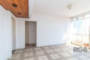 Amplo apartamento no Centro, de frente, andar alto, DESOCUPADO, com 94,50m² privativos, de 3 dormitórios. Possui sala ampla para 2 ambientes, sacada, 3 dormitórios, banheiro com ventilação natural, co