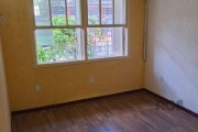 Ótimo apartamento no bairro Petrópolis, térreo, de frente, DESOCUPADO, todo reformado, com 49m² privativos, de 1 dormitório. Possui sala ampla com rebaixe em gesso, 1 dormitório, banheiro com box de v